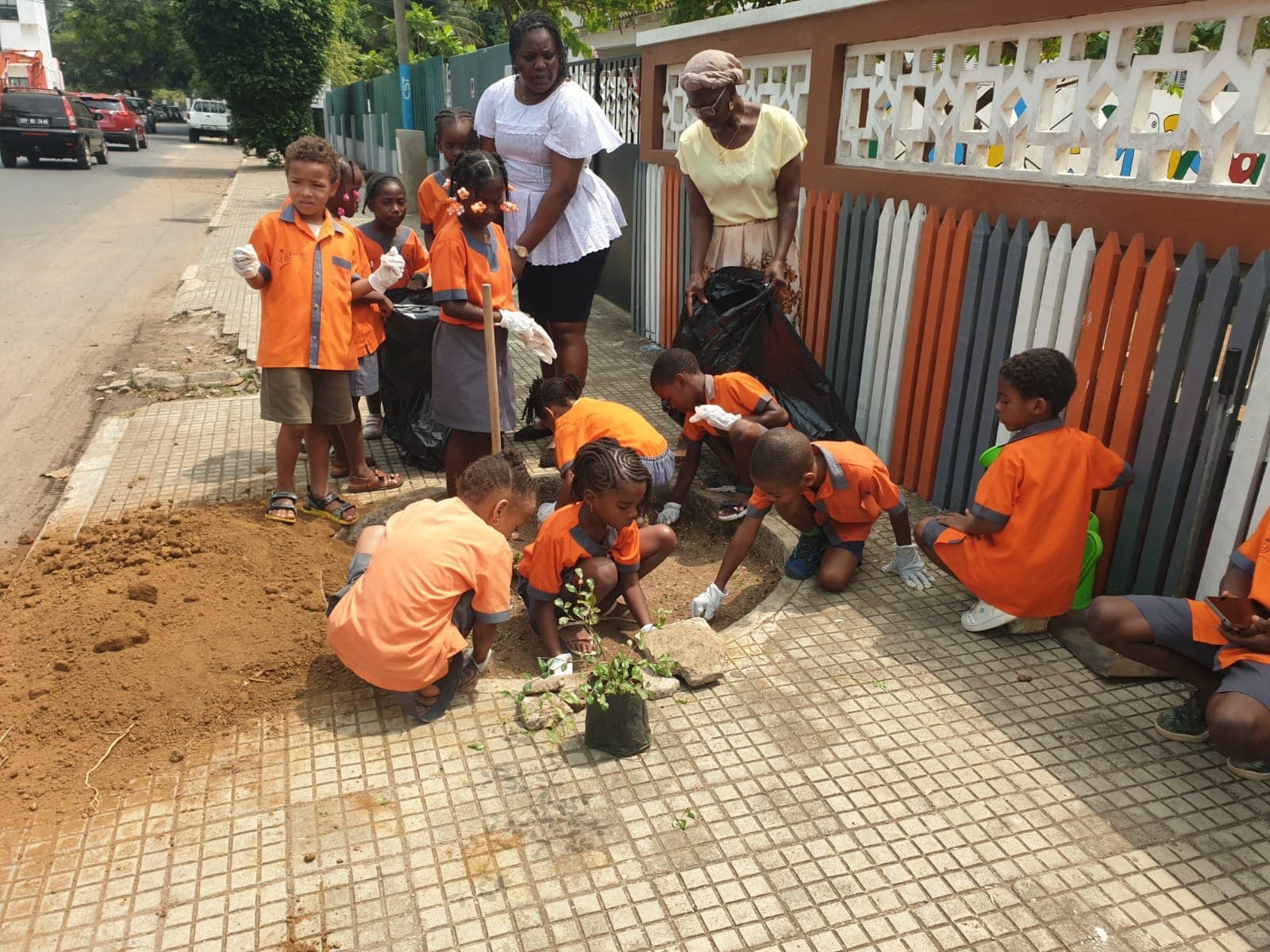 Alunos da EISTP numa atividade de contacto com o ambiente