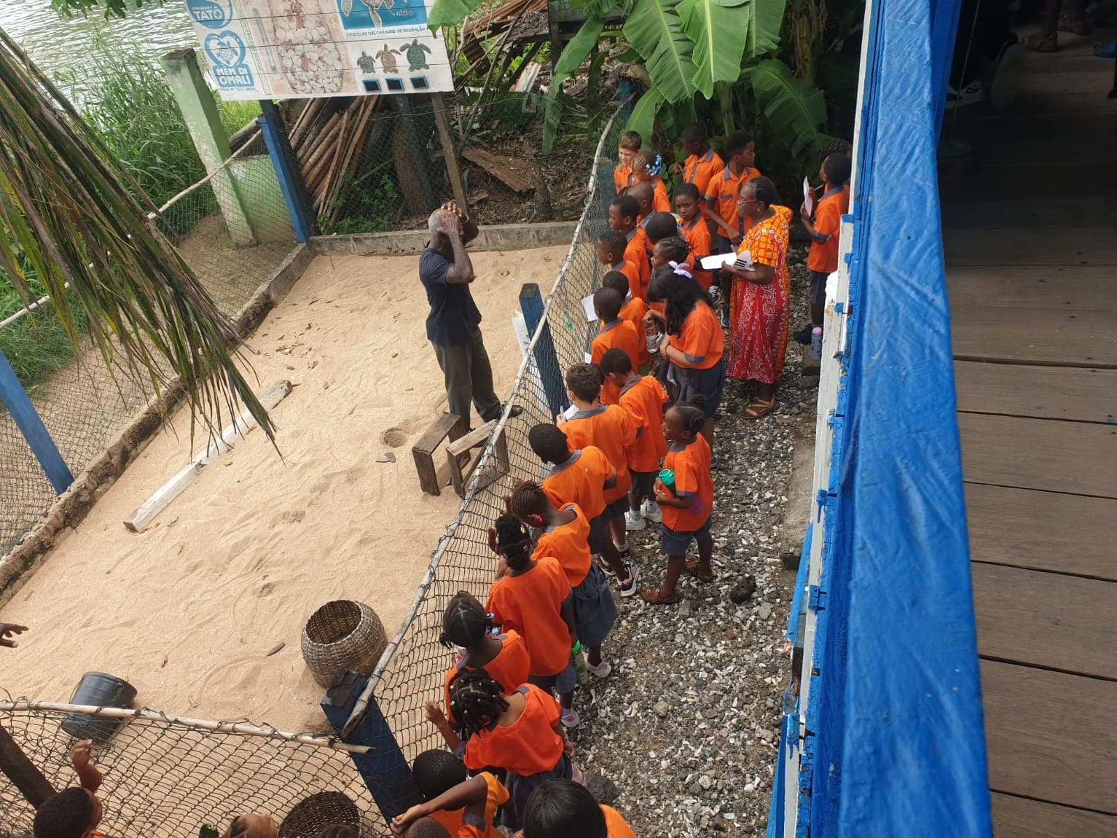 Grupo de alunos num momento de aprendizagem fora da escola