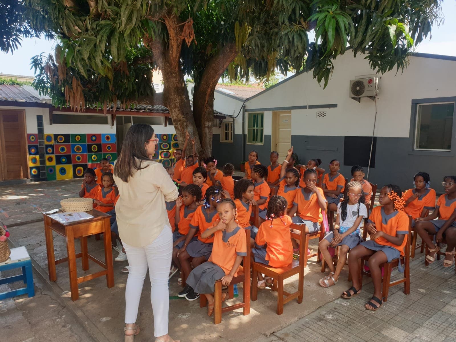 Alunos reunidos num momento da vida escolar da EISTP